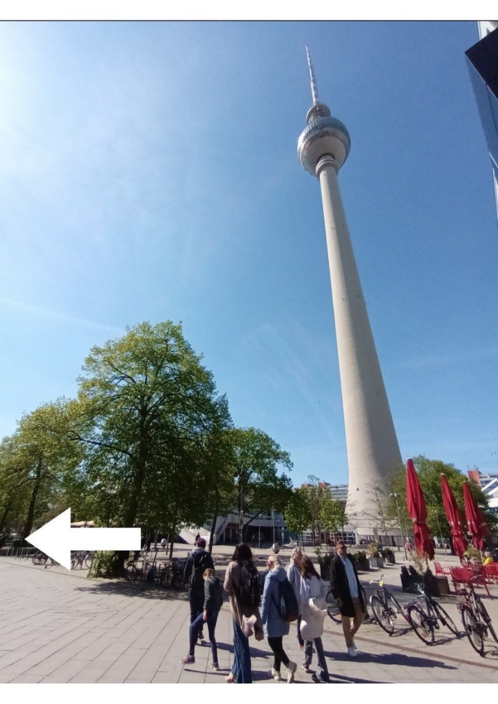 Berliner Fernsehturm — Pfeil zeigt links Richtung Rathaus-Passagen